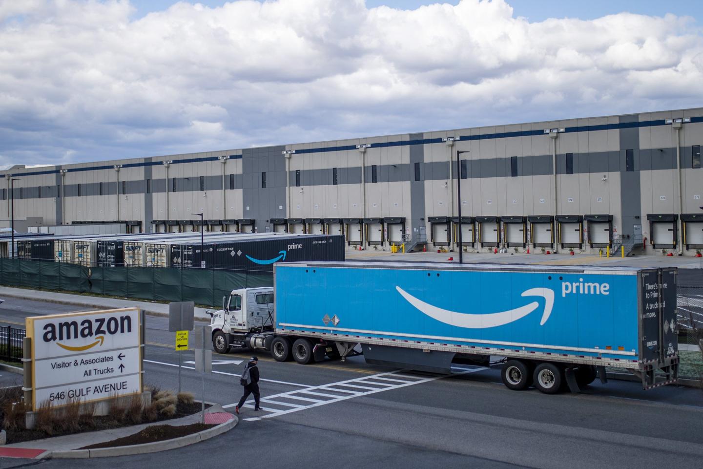 Amazon bars off-duty warehouse workers from its buildings in a move some say could hamper union drives