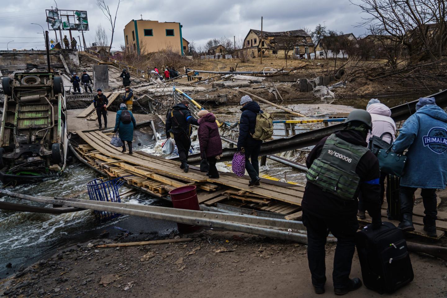 Ukraine evacuating with make shift bridge