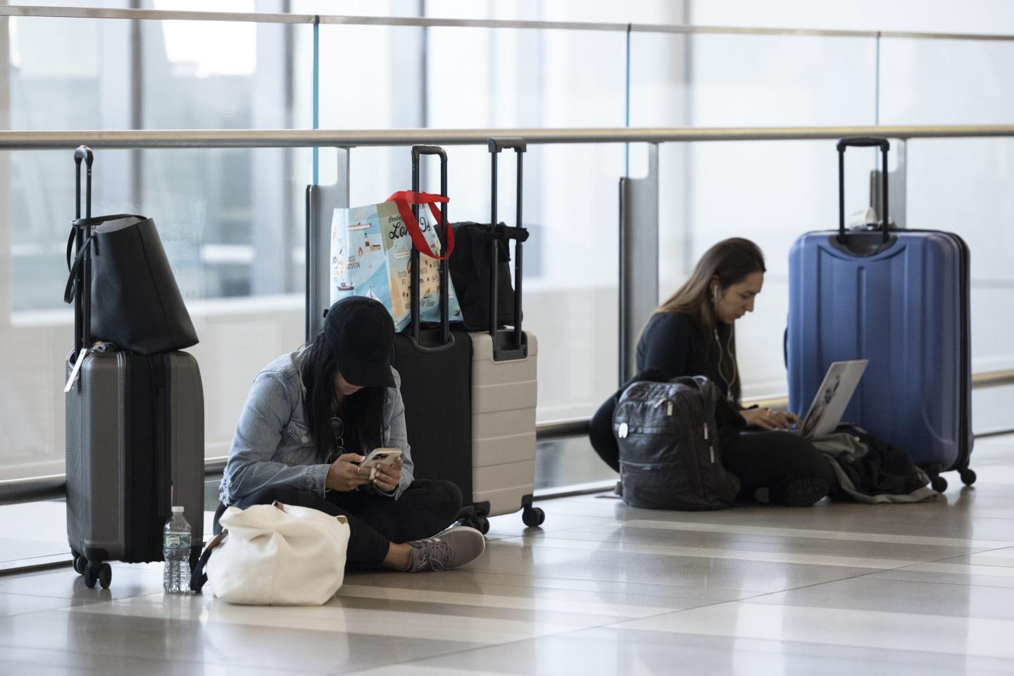$10,000 offers to get off a plane, CEO apologies and free pizza: Here’s how a massive labor shortage and pent-up demand helped create a chaotic summer for airlines