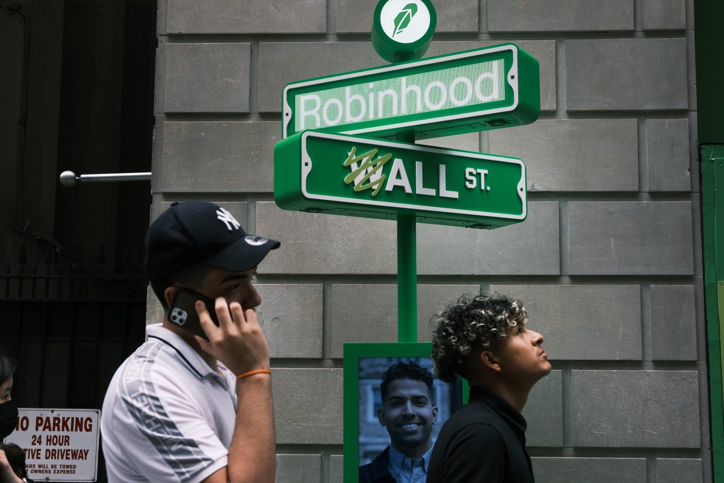 People wait in line for t-shirts at a pop-up kiosk for the online brokerage Robinhood along Wall Street after the company went public with an IPO earlier in the day on July 29, 2021 in New York City.