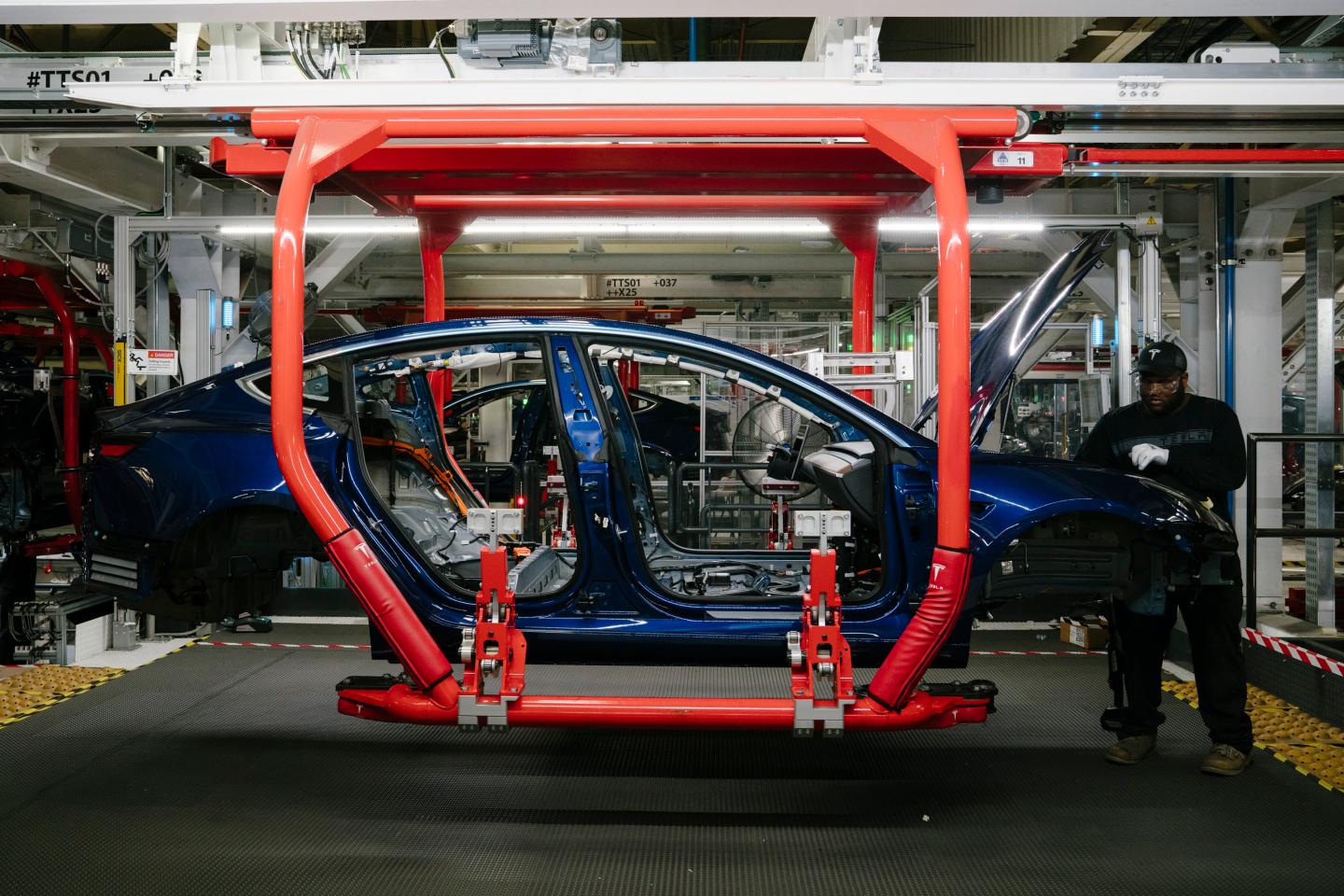 Tesla’s ban on employees wearing pro-union shirts was illegal, labor board rules