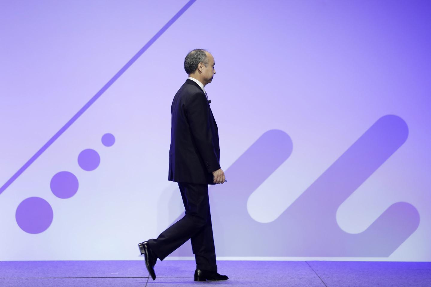 Why even the most ardent China bulls like Masayoshi Son, Ray Dalio, and Charlie Munger dumped billions worth of Chinese internet stocks