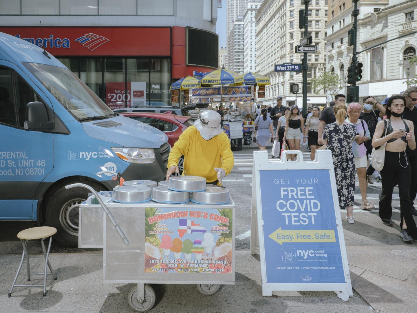 A sign advertising free COVID tests in New York City