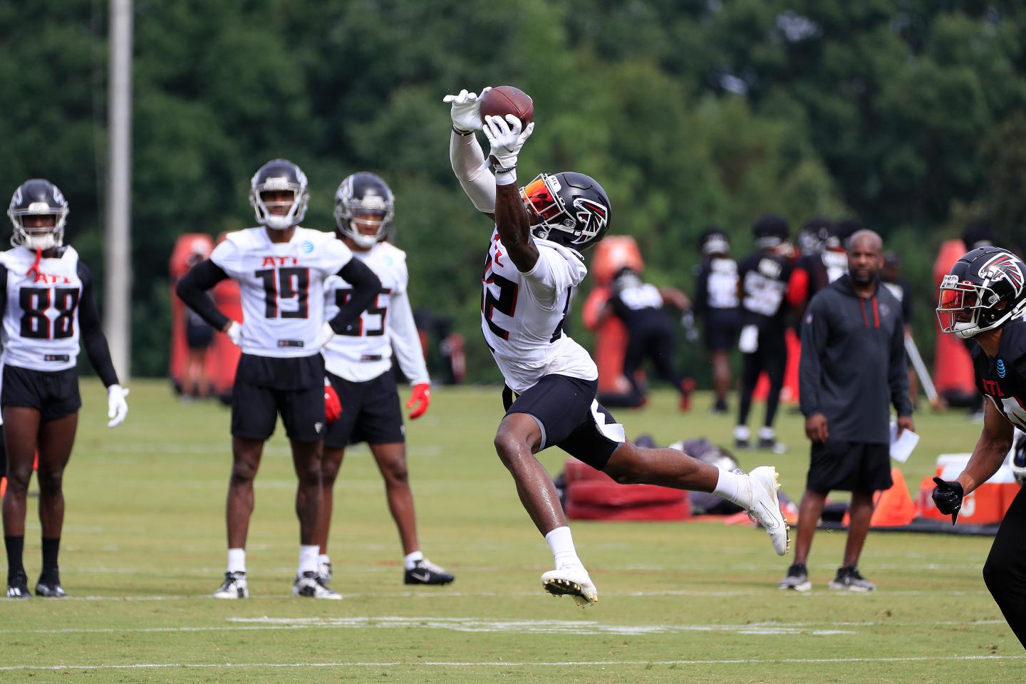 NFL players practicing.