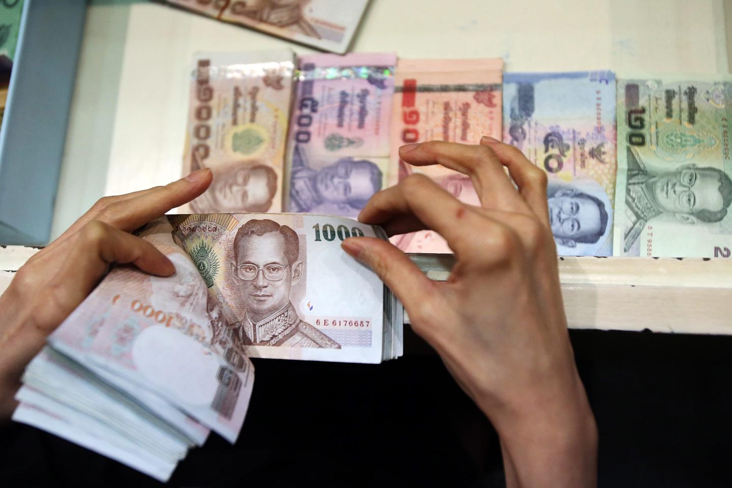 employee counts Thai one-thousand baht banknotes