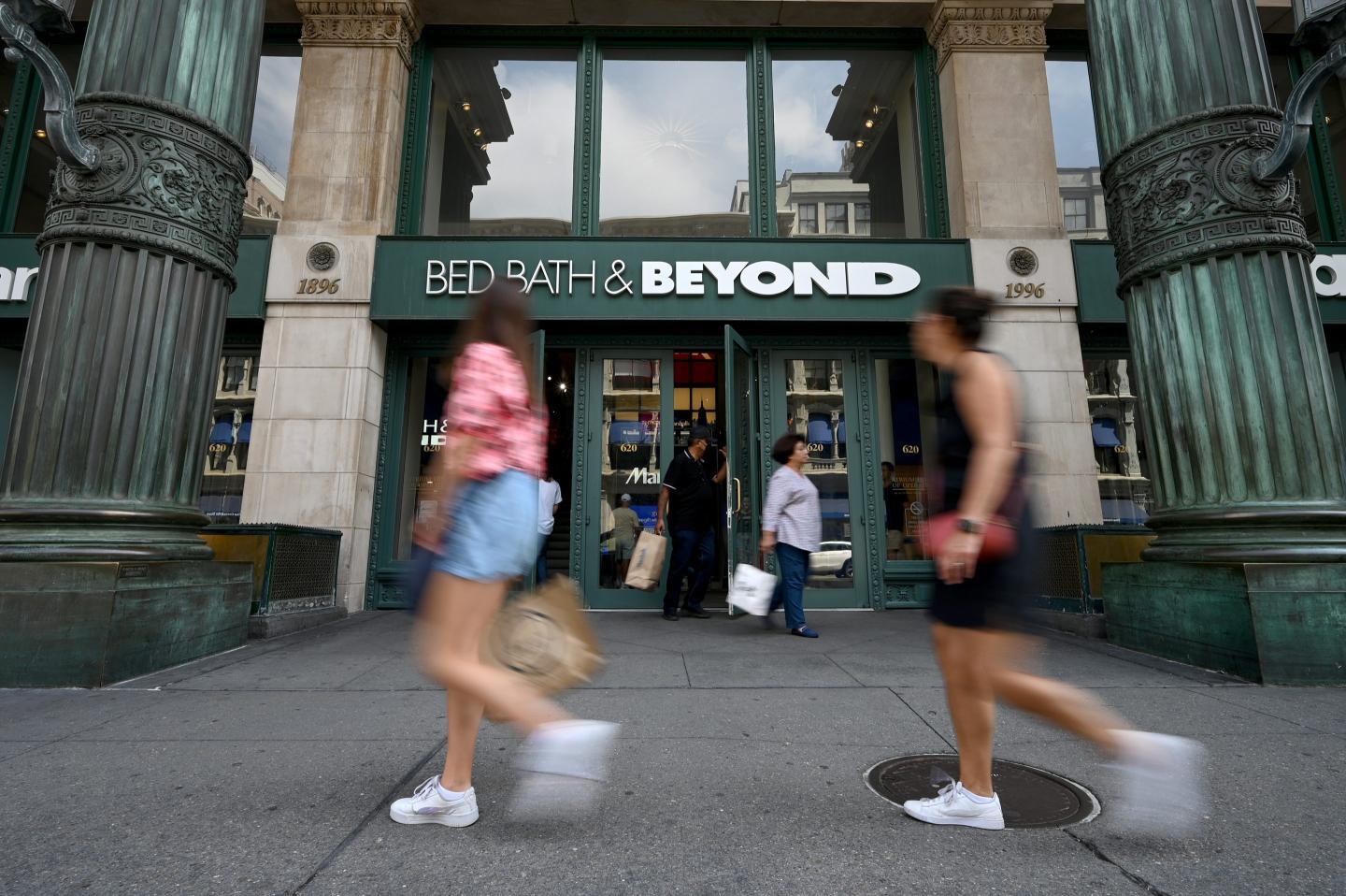 Bed Bath & Beyond chief financial officer’s fall from a Manhattan skyscraper is ruled a suicide; retailer is ‘profoundly saddened’ 