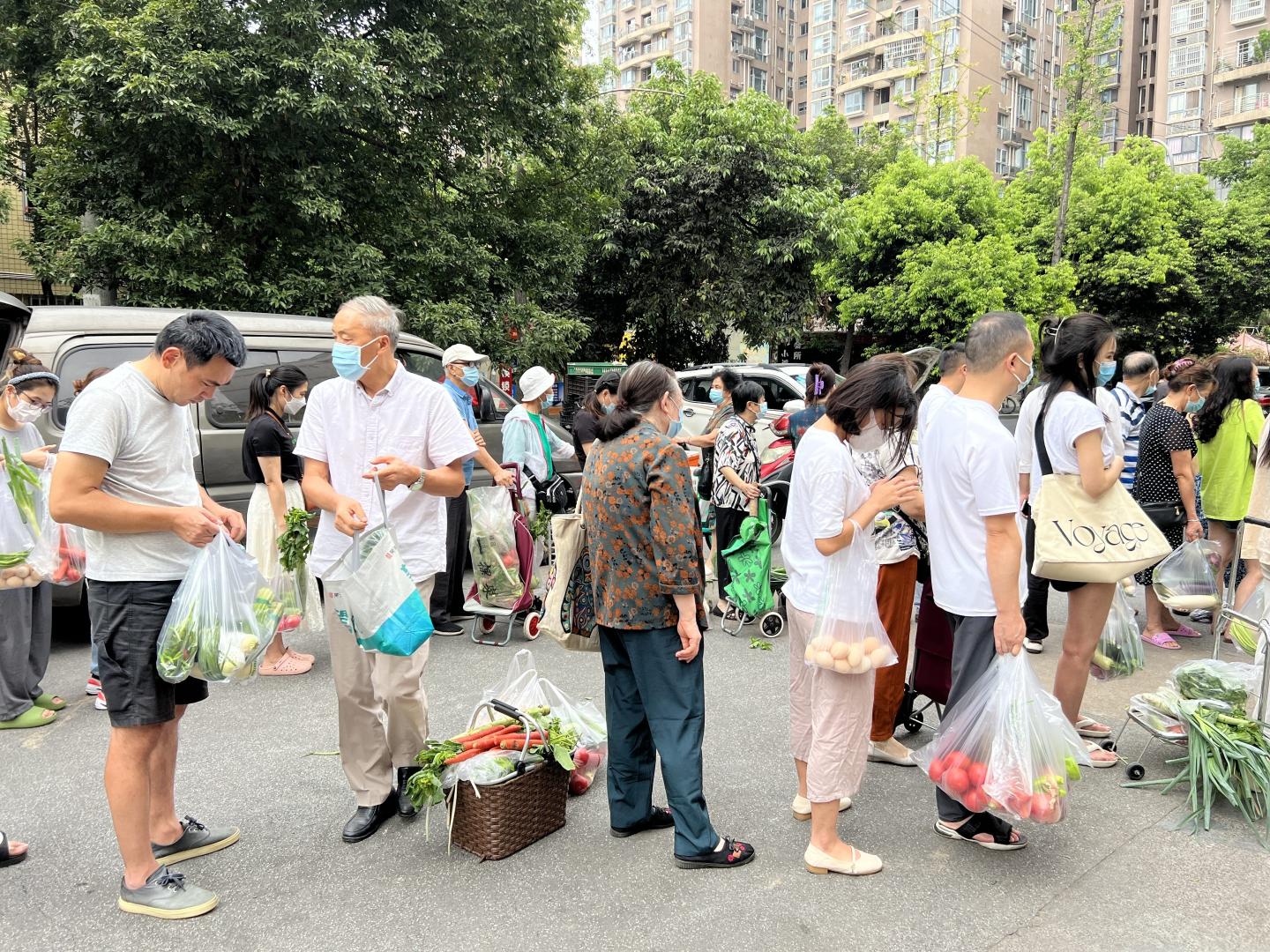 CHENGDU, CHINA - SEPTEMBER 01: People line up to buy vegetables in preparation for a COVID-19 lockdown on September 1, 2022 in Chengdu, Sichuan Province of China.