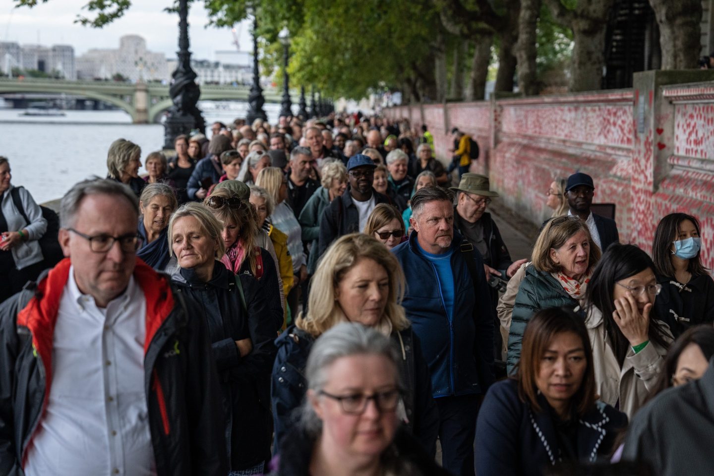 Queue to see Queen Elizabeth lying in state