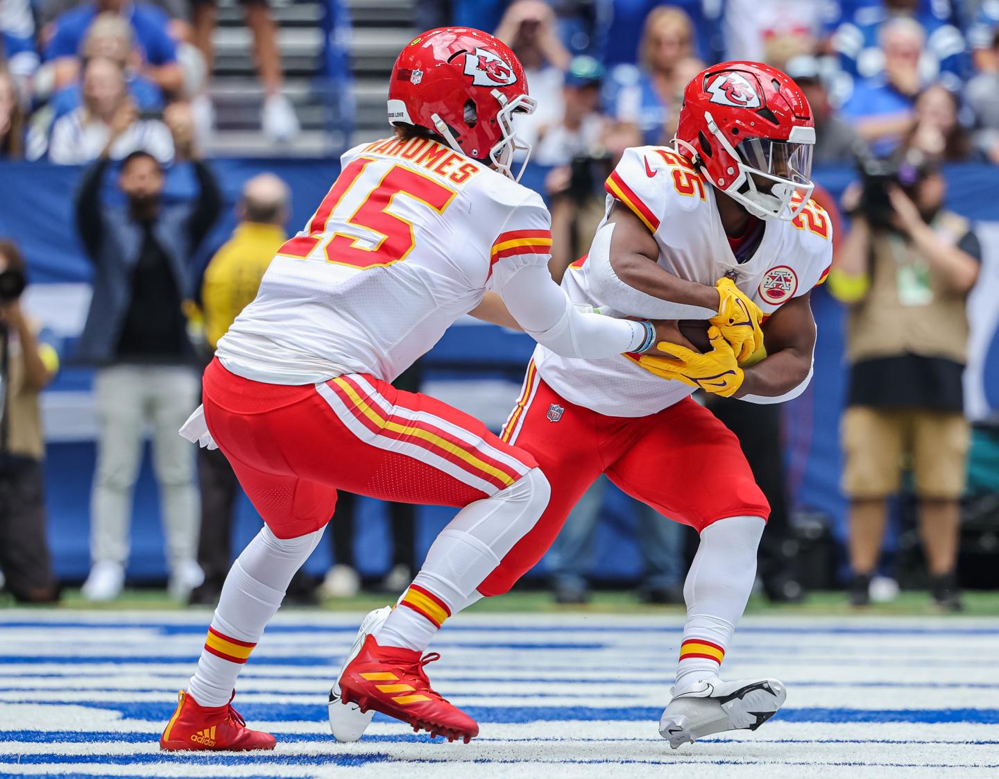 patrick mahomes hands off the ball