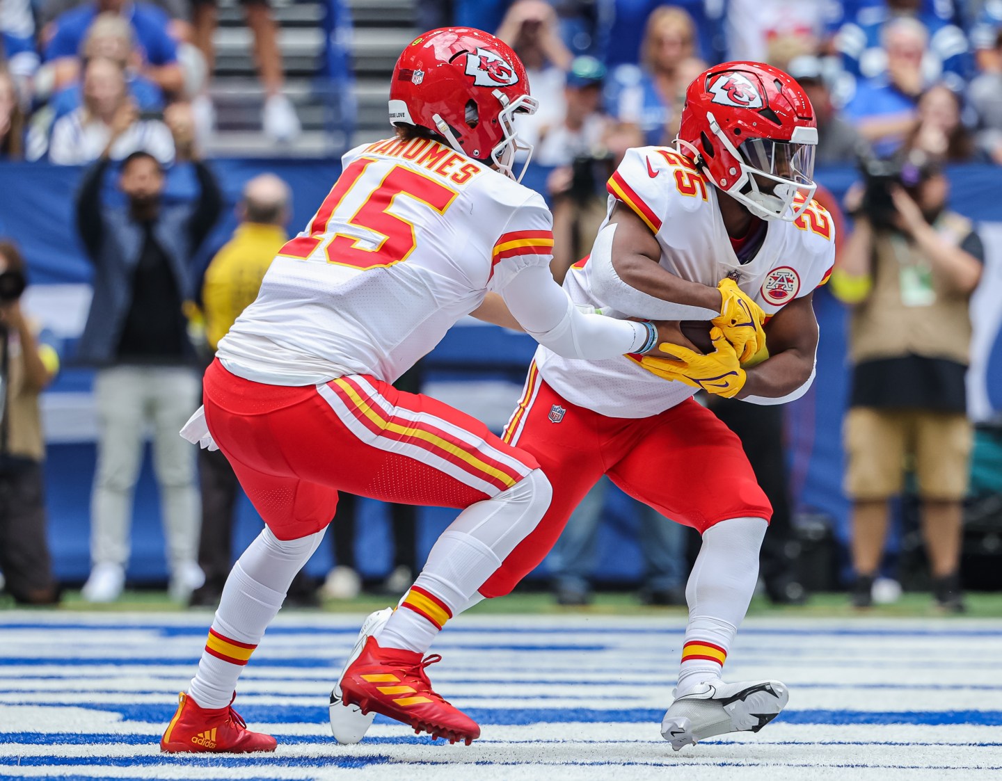 patrick mahomes hands off the ball