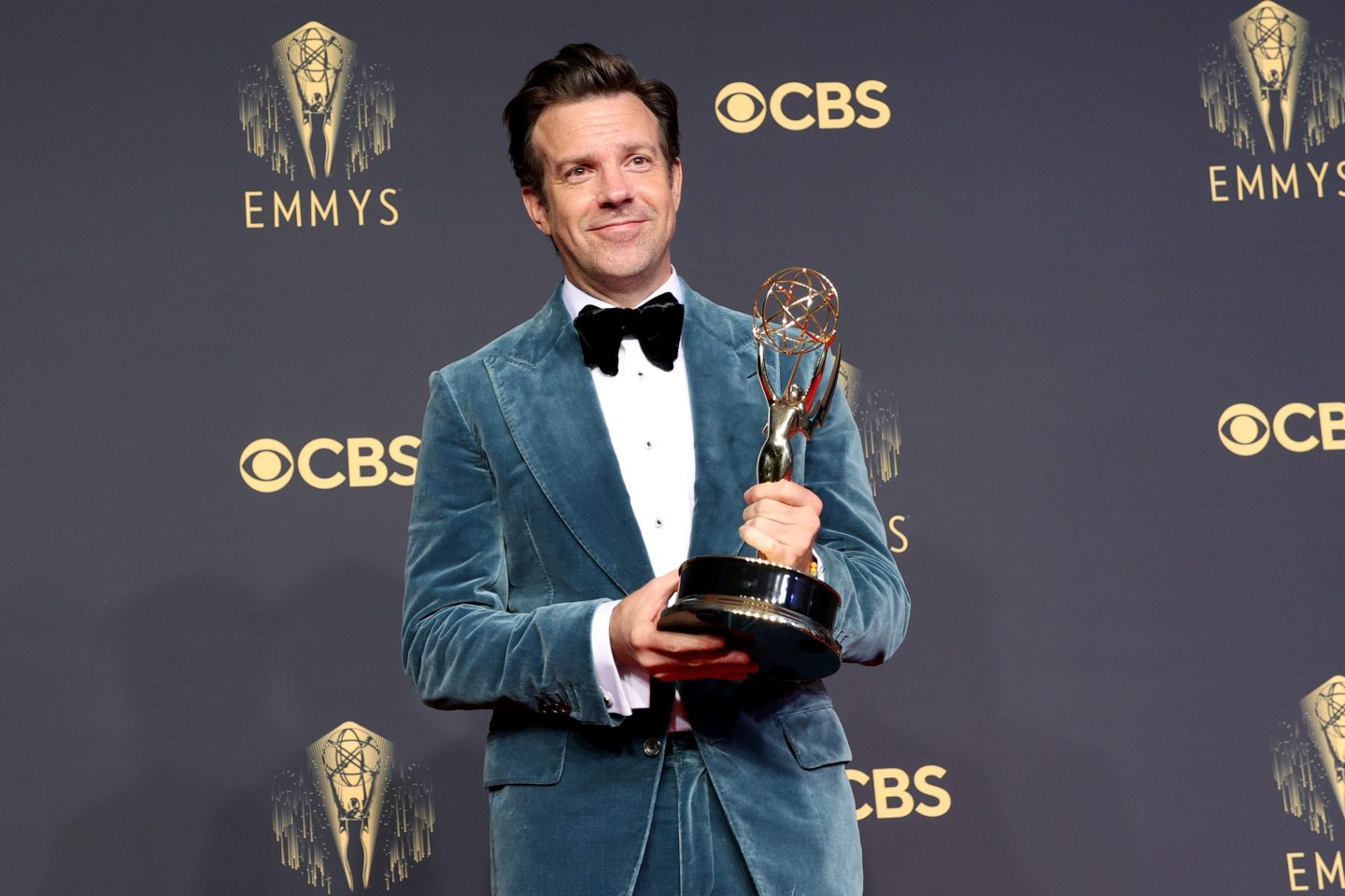 Actor Jason Sudeikis poses with his Emmy award