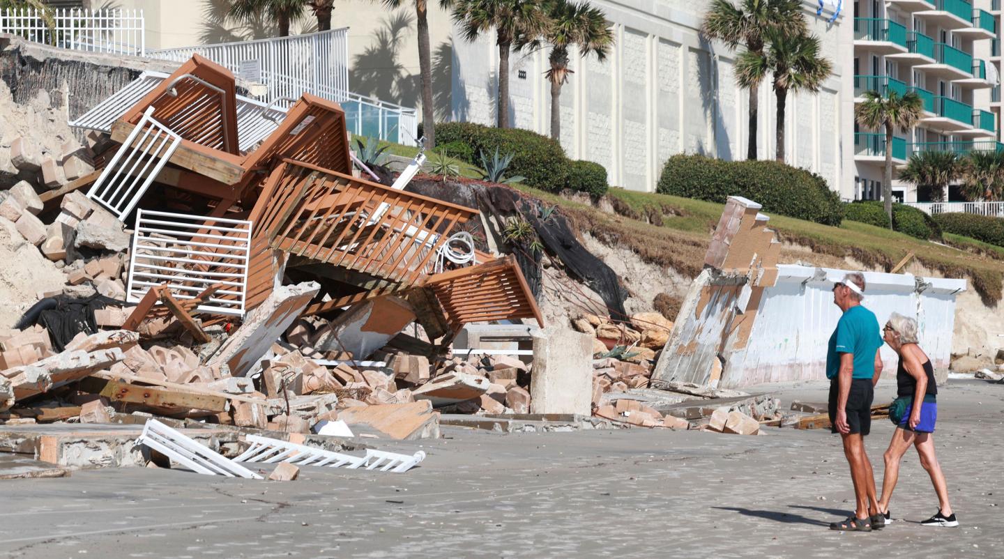 Hurricane Ian leaves over 500,000 businesses and homes still without power