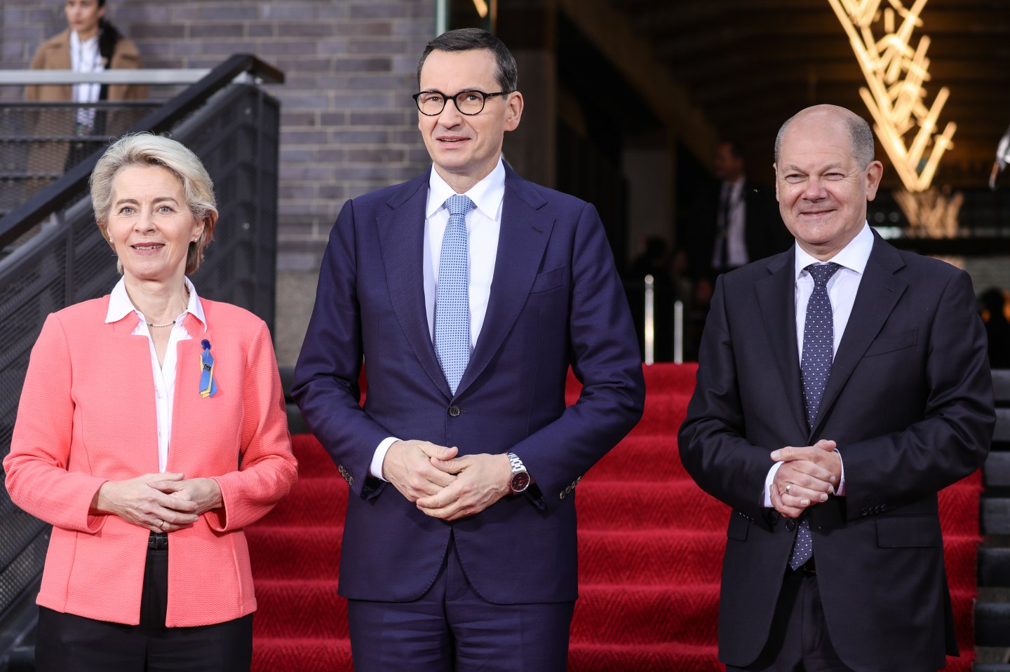 EU Commission President Ursula von der Leyen, Polish Prime Minister Mateusz Morawiecki, and German Chancellor Olaf Scholz (from left) are debating whether to seize Russia's frozen assets to pay for Ukraine's reconstruction.