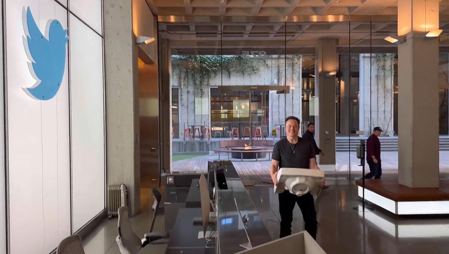 video grab taken from a video posted on the Twitter account of billionaire Tesla chief Elon Musk on October 26, 2022 shows himself carrying a sink as he enters the Twitter headquarters in San Francisco