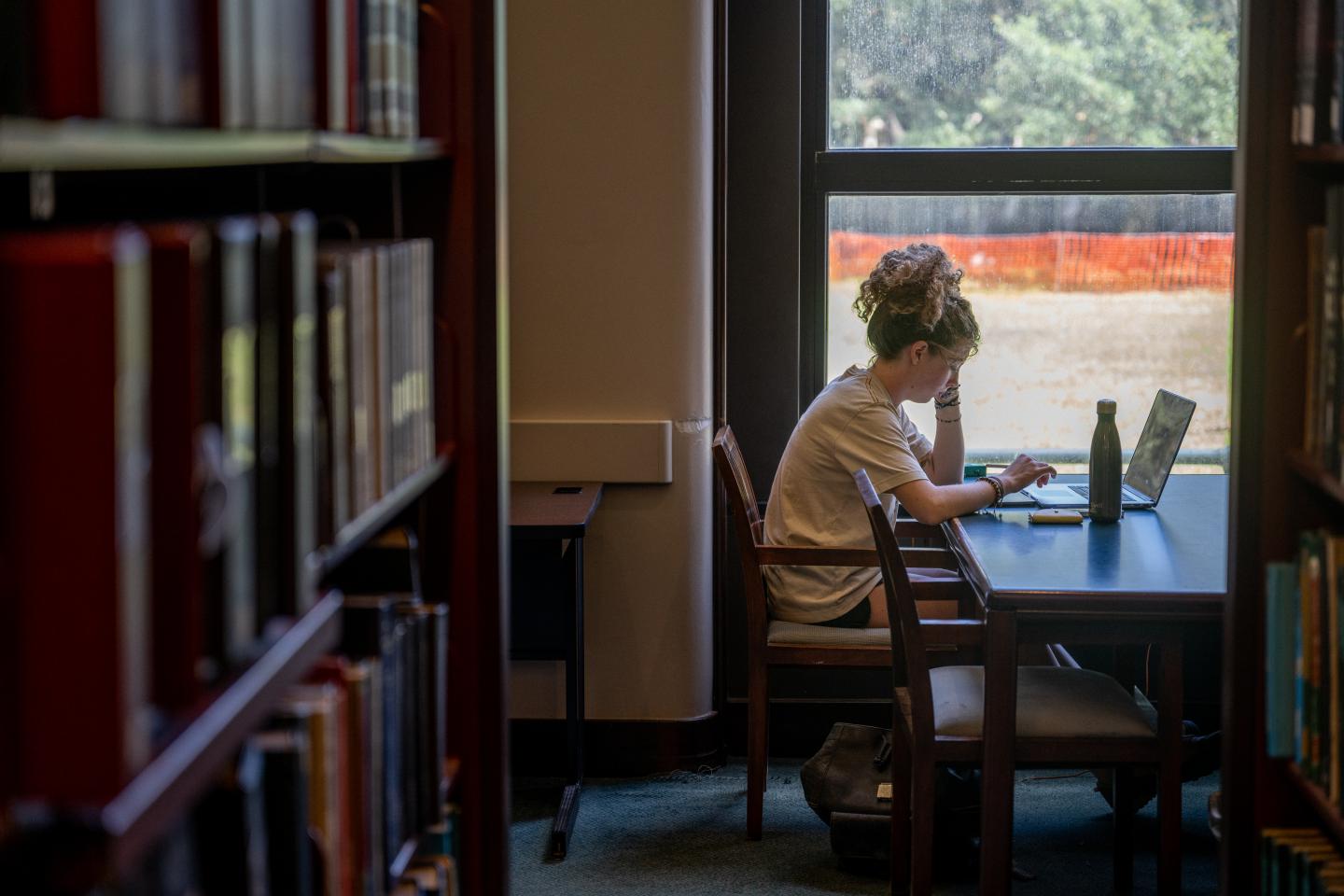 Bio Scientist major Emma Scales studies in the Rice University Library on August 29, 2022