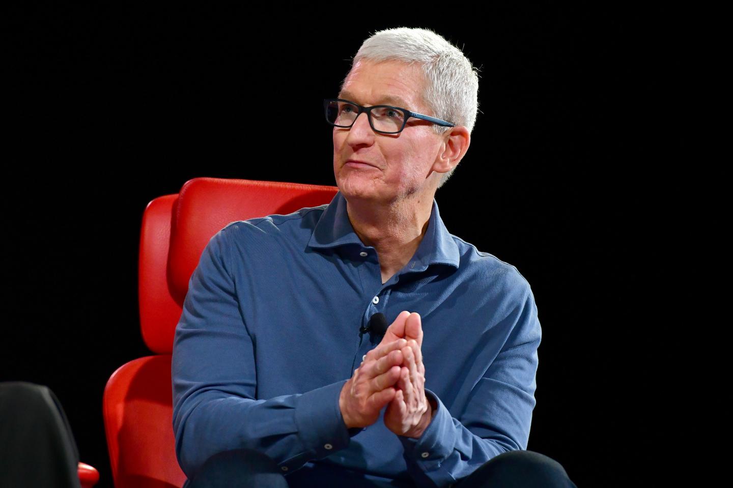 Apple avoids the recent gloomy results of rivals Amazon, Alphabet, and Meta. But it still warns of a slow holiday ahead