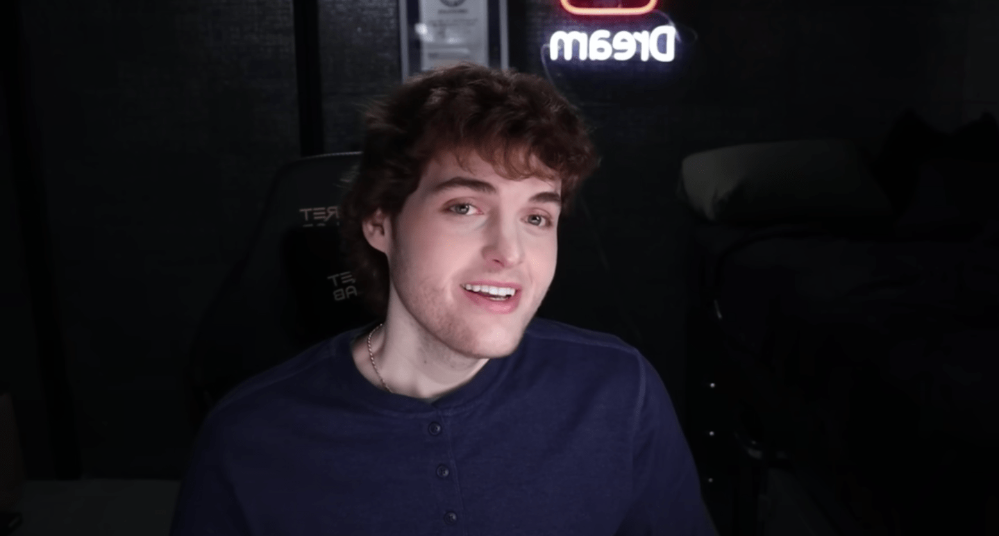 Minecraft celebrity Dream revealing his face to fans on Oct. 2.