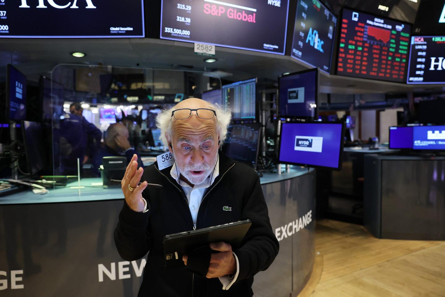 Traders work on the floor of the New York Stock Exchange (NYSE) on September 23, 2022 in New York City.