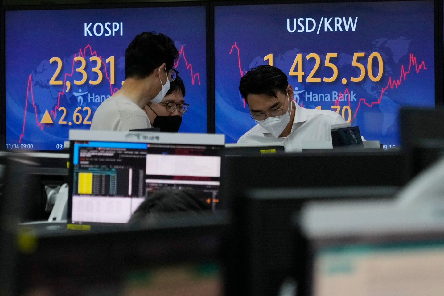 Currency traders work at the foreign exchange dealing room of the KEB Hana Bank headquarters in Seoul, South Korea, Nov. 4, 2022.