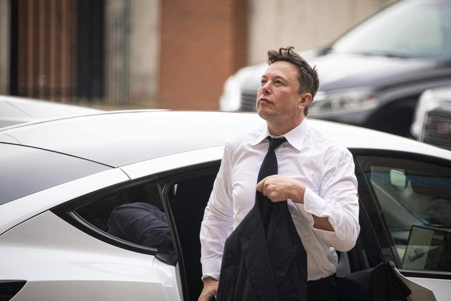 Elon Musk will start laying off thousands of Twitter’s workers on Friday amid a growing exodus of advertisers
