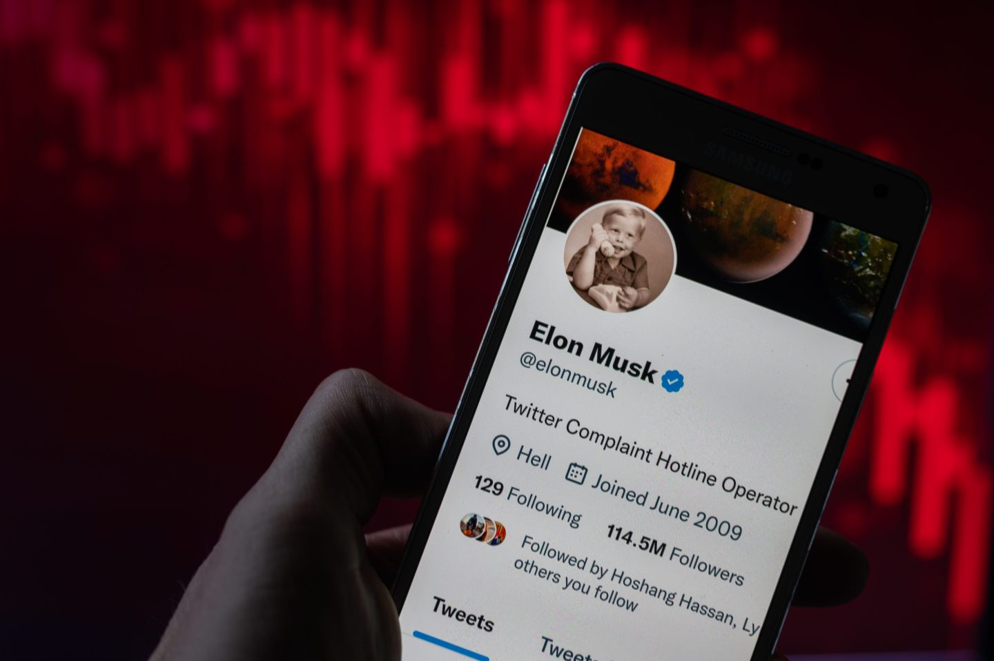 Screen showing a tweet by Elon Musk