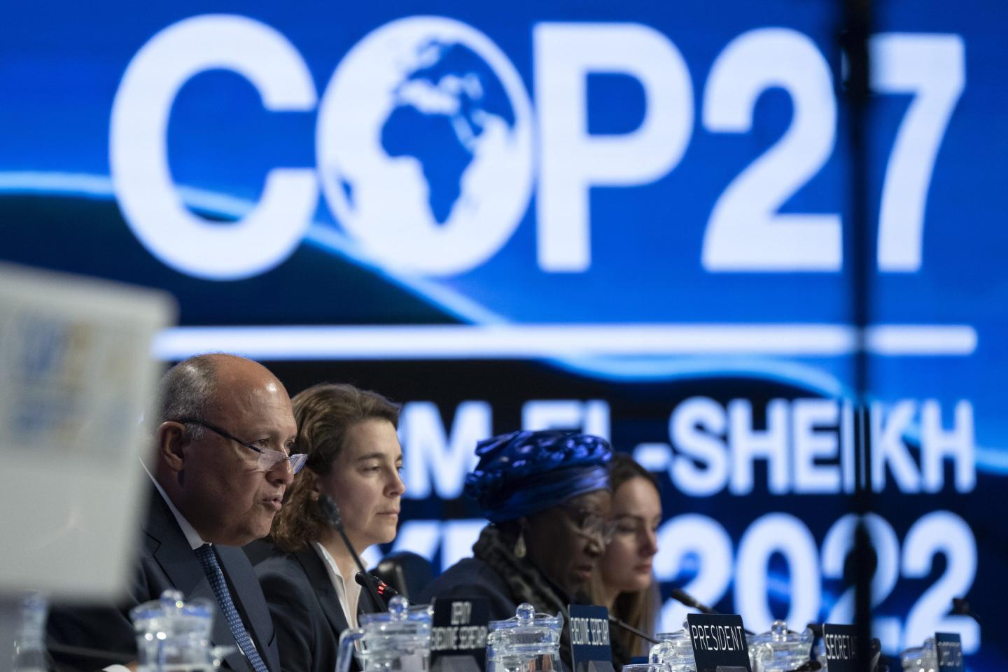 Samih Zhukri (l), foreign minister of Egypt, speaks during the closing ceremony at the UN Climate Summit COP27.