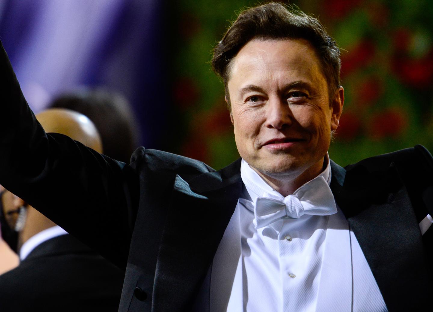 Photo of Elon Musk waving to a crowd at the 2022 Met Gala in New York