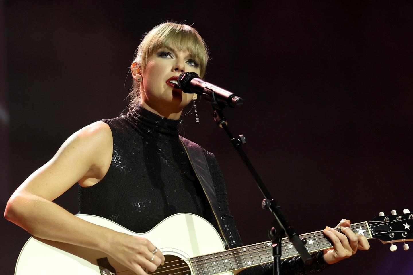 Photo of Taylor Swift performing