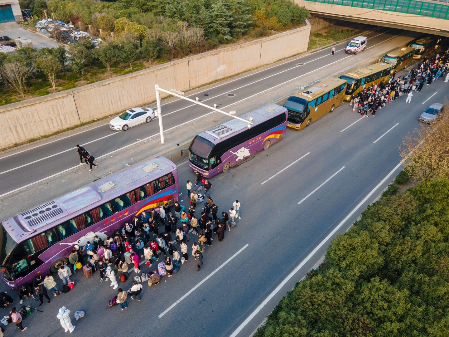 Foxconn will offer a bonus to workers who decide to go home as employees try to flee COVID controls.