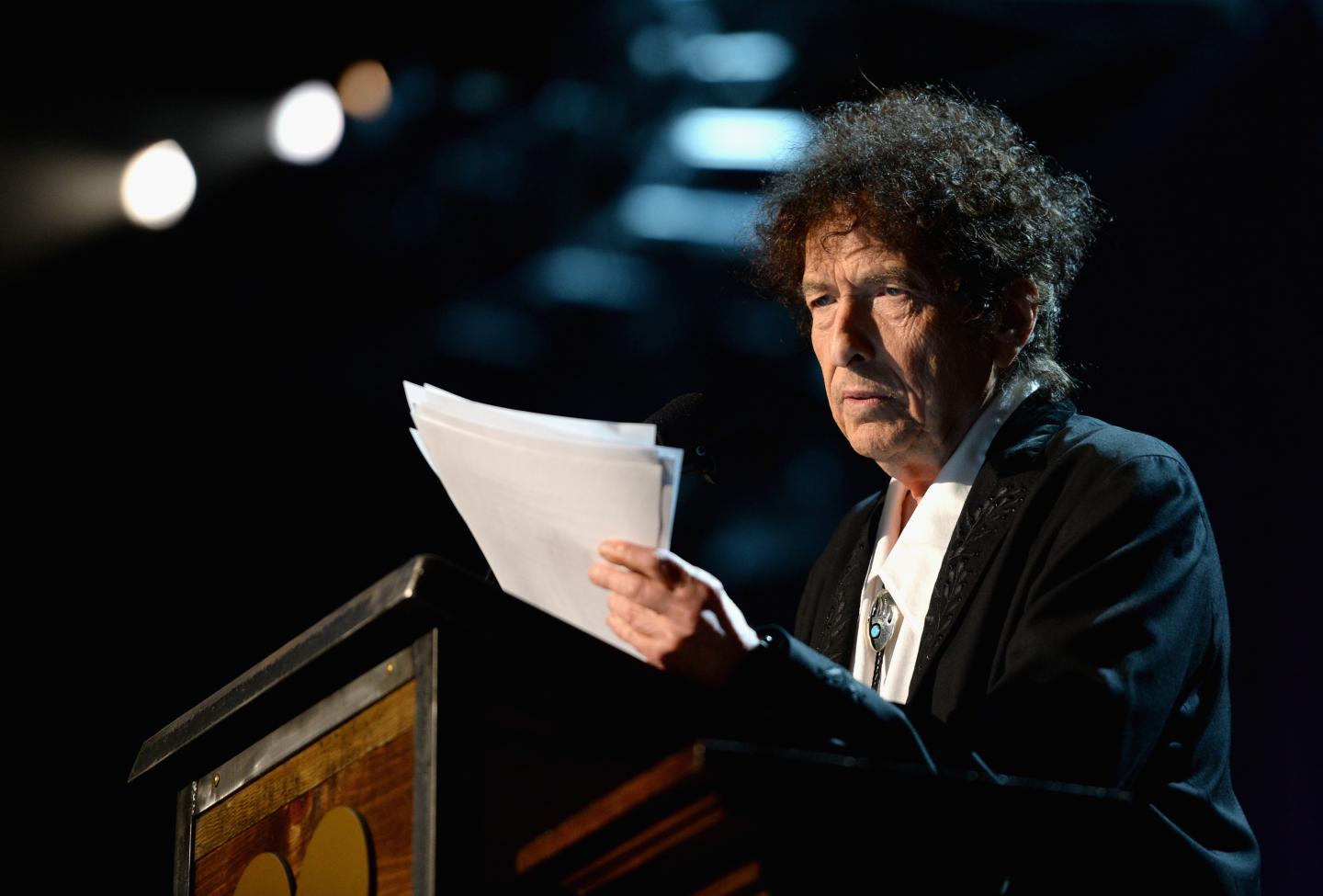 Bob Dylan apologizes to fans for using an auto-pen for his limited-edition ‘hand-signed’ books that sold for $599