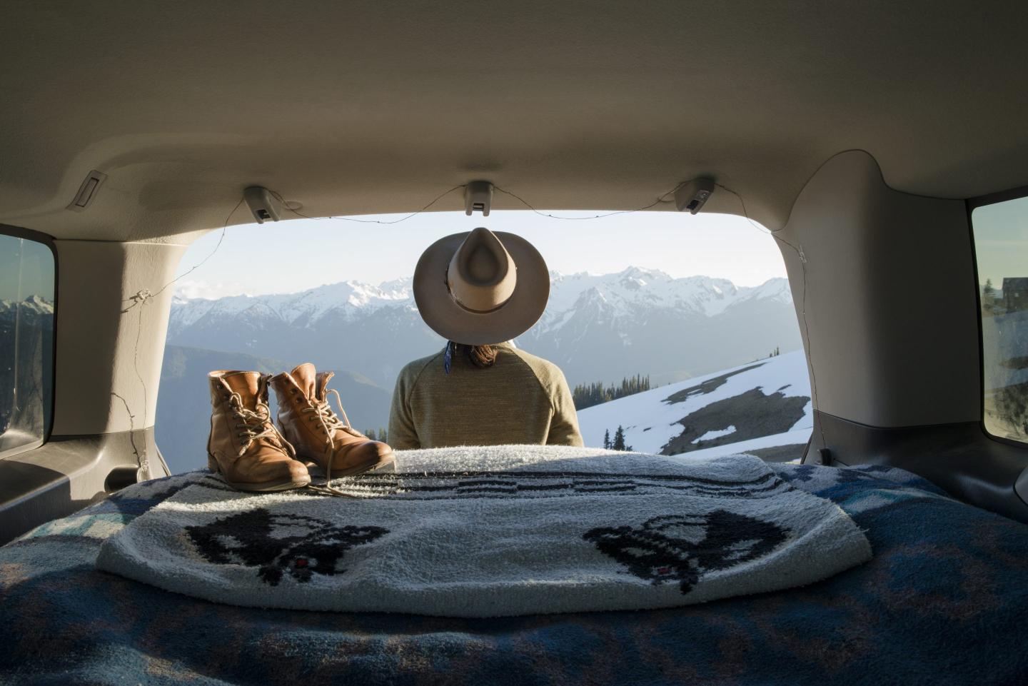 From iPhone 15 to Therabody’s new face mask, these are the essentials you should pack for winter travel this holiday season