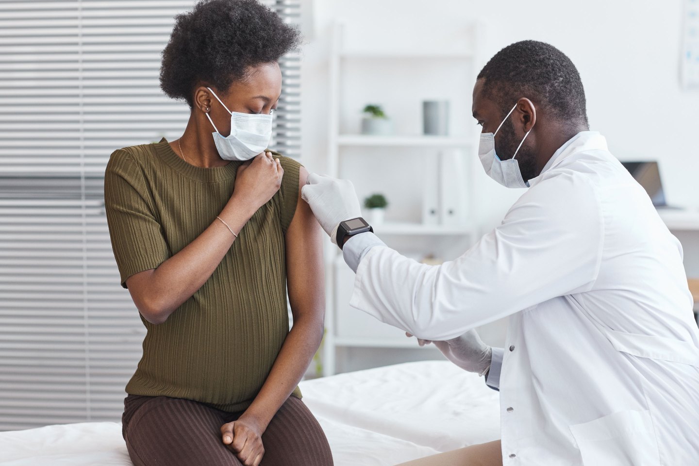 Doctor vaccinating a pregnant patient