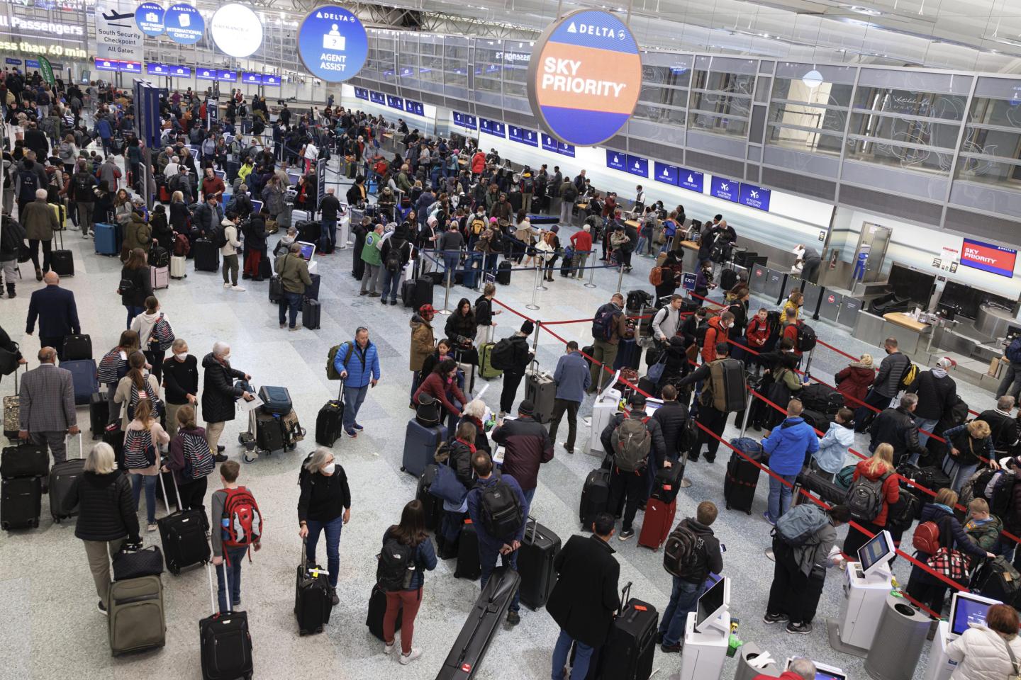 Massive winter storm leads to 3,400-plus flight cancellations, nearly half a million homes and businesses with no electricity