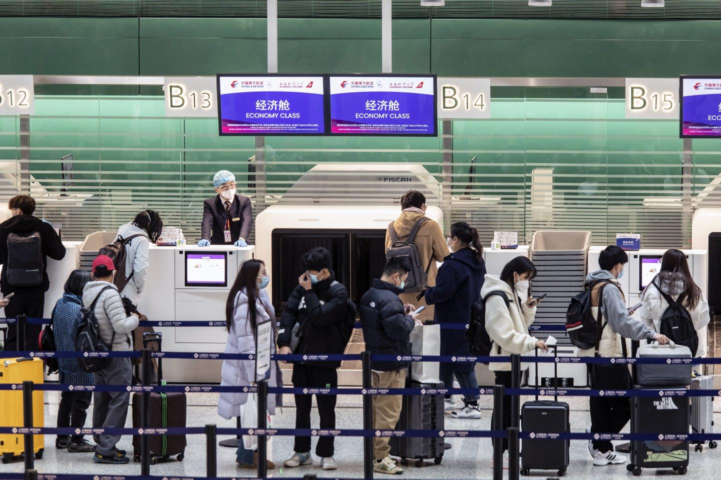 Travelers line up at Shanghai's airport