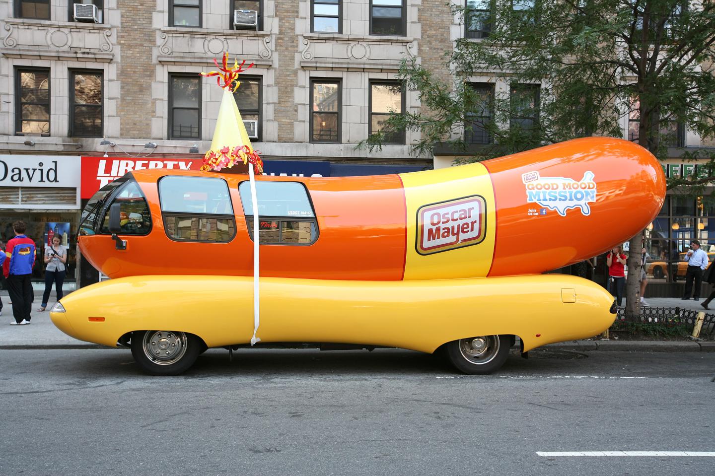 Oscar Mayer is hiring for a Wienermobile driver. Here’s what it takes to be a ‘Hotdogger’