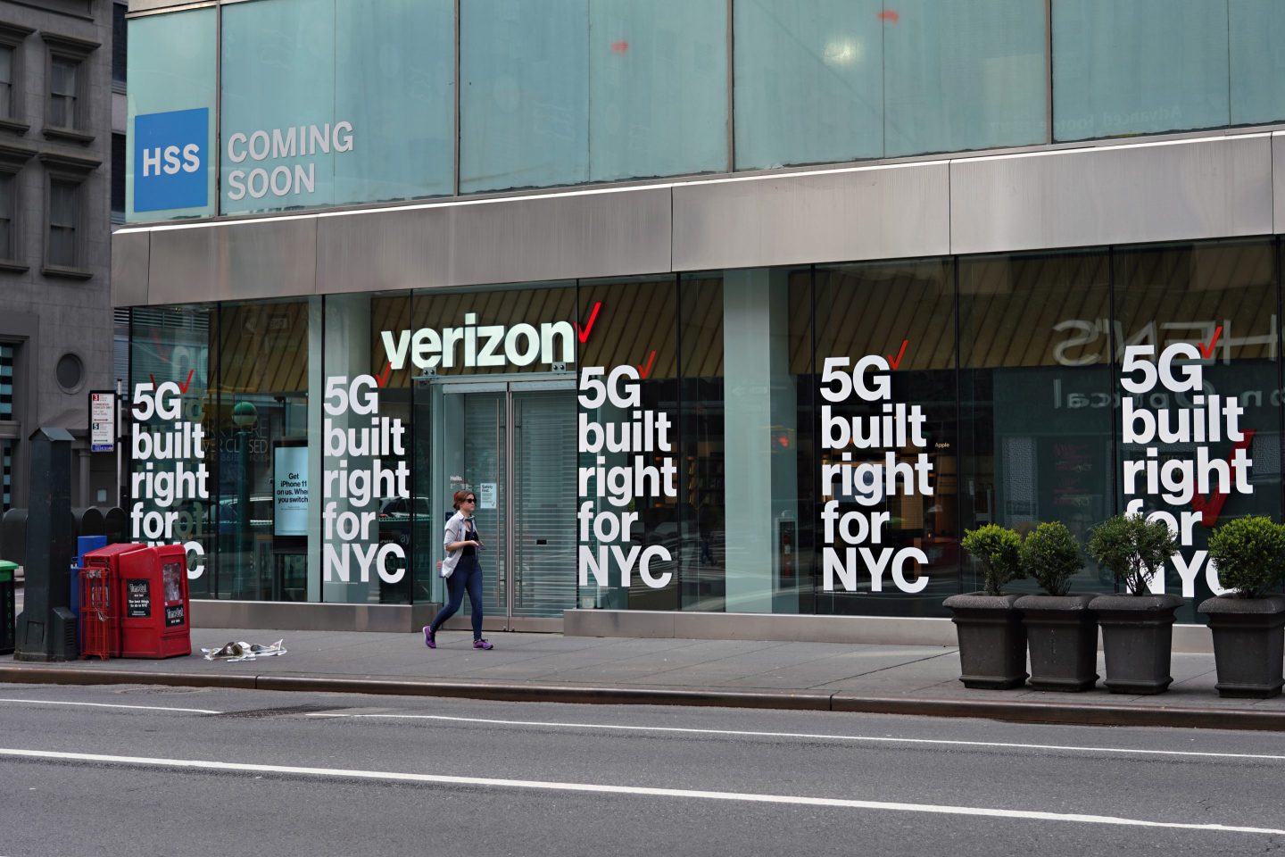 A view of a Verizon store advertising 5G amid the coronavirus pandemic on April 5, 2020 in New York City. 