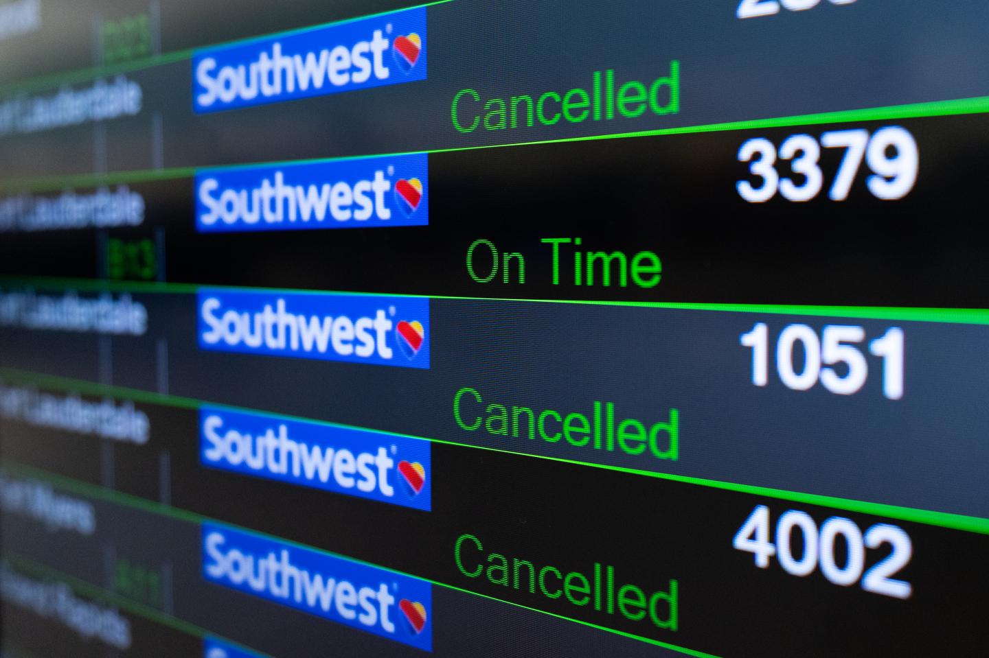 Airline passengers would get more compensation for delays and bumping under proposed bill. 