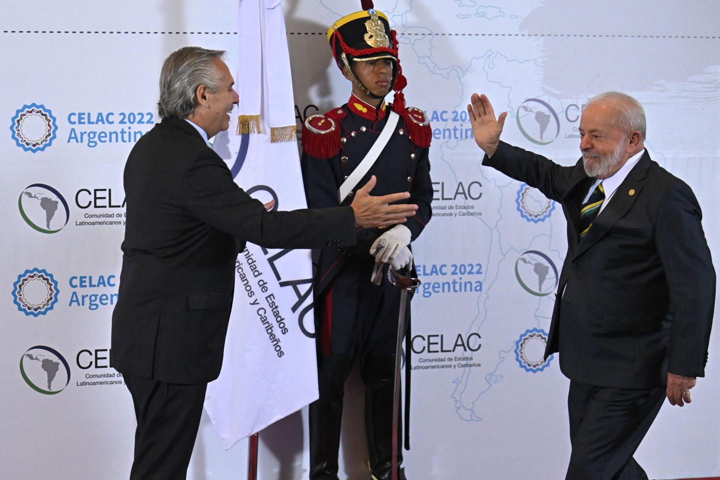 Brazil and Argentina's presidents walking towards each other for a handshake