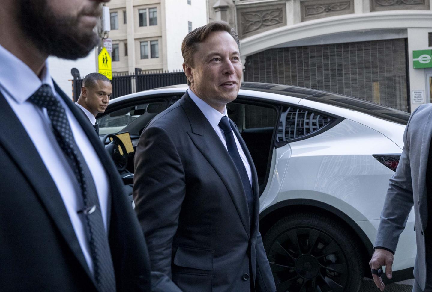 Elon Musk sets aside his strained relationship with Joe Biden to meet with top White House aides