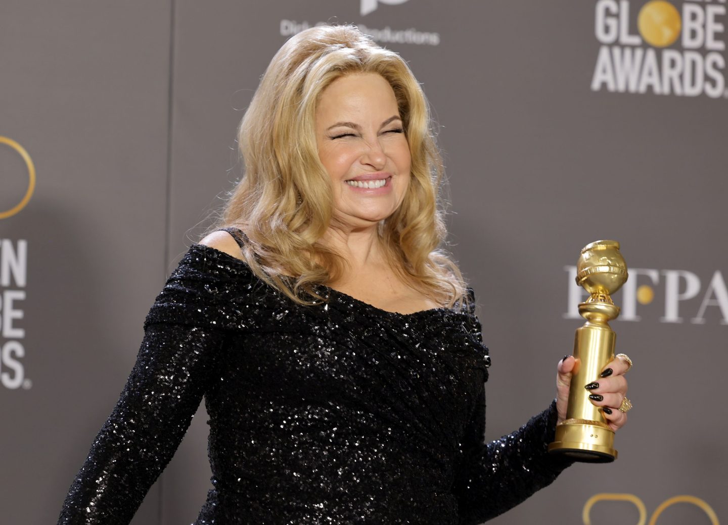 Jennifer Coolidge holds her Golden Globes award