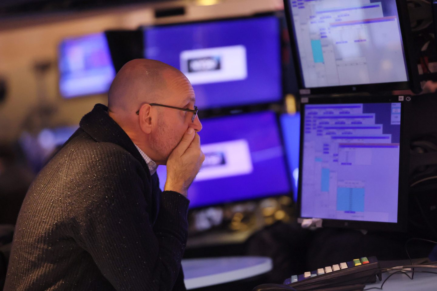 Traders work on the floor of the New York Stock Exchange during morning trading on January 17, 2023 in New York City.