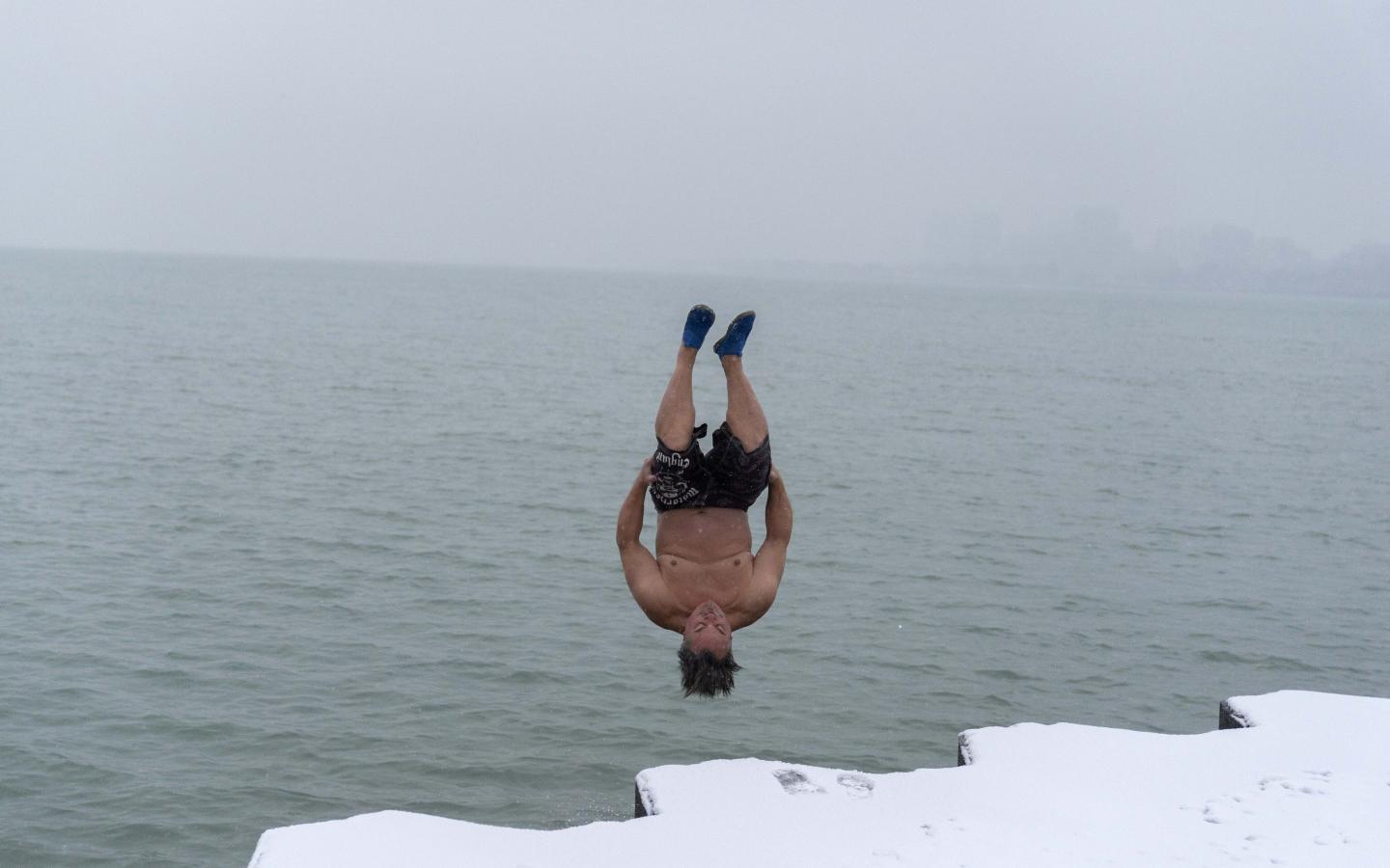 Celebrities like Harry Styles and Kristen Bell are taking ‘brutal’ ice plunges—And they could have incredible health bonuses for your mind and body