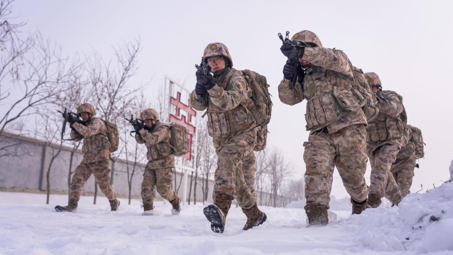 A regiment under the Xinjiang Military Region conducts a quick sorties exercise.