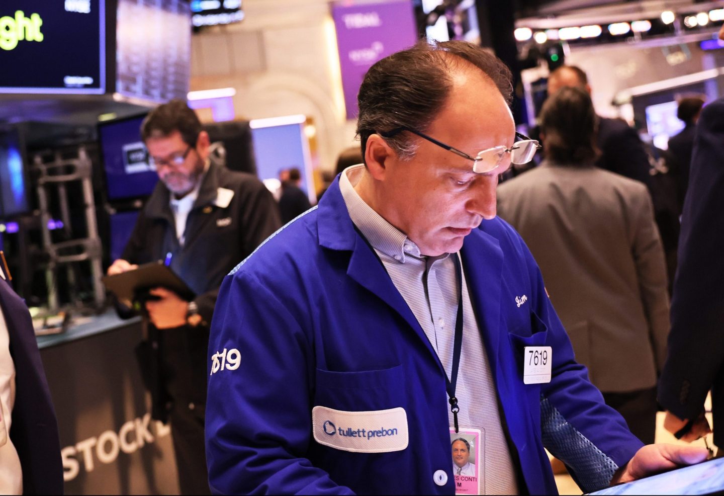 Traders work on the floor of the New York Stock Exchange during morning trading on January 19, 2023 in New York City.