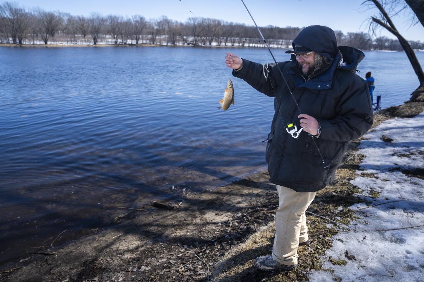 A leak at a nuclear power plant in Minnesota has been repaired but the resulting shutdown killed hundreds of fish in the nearby river