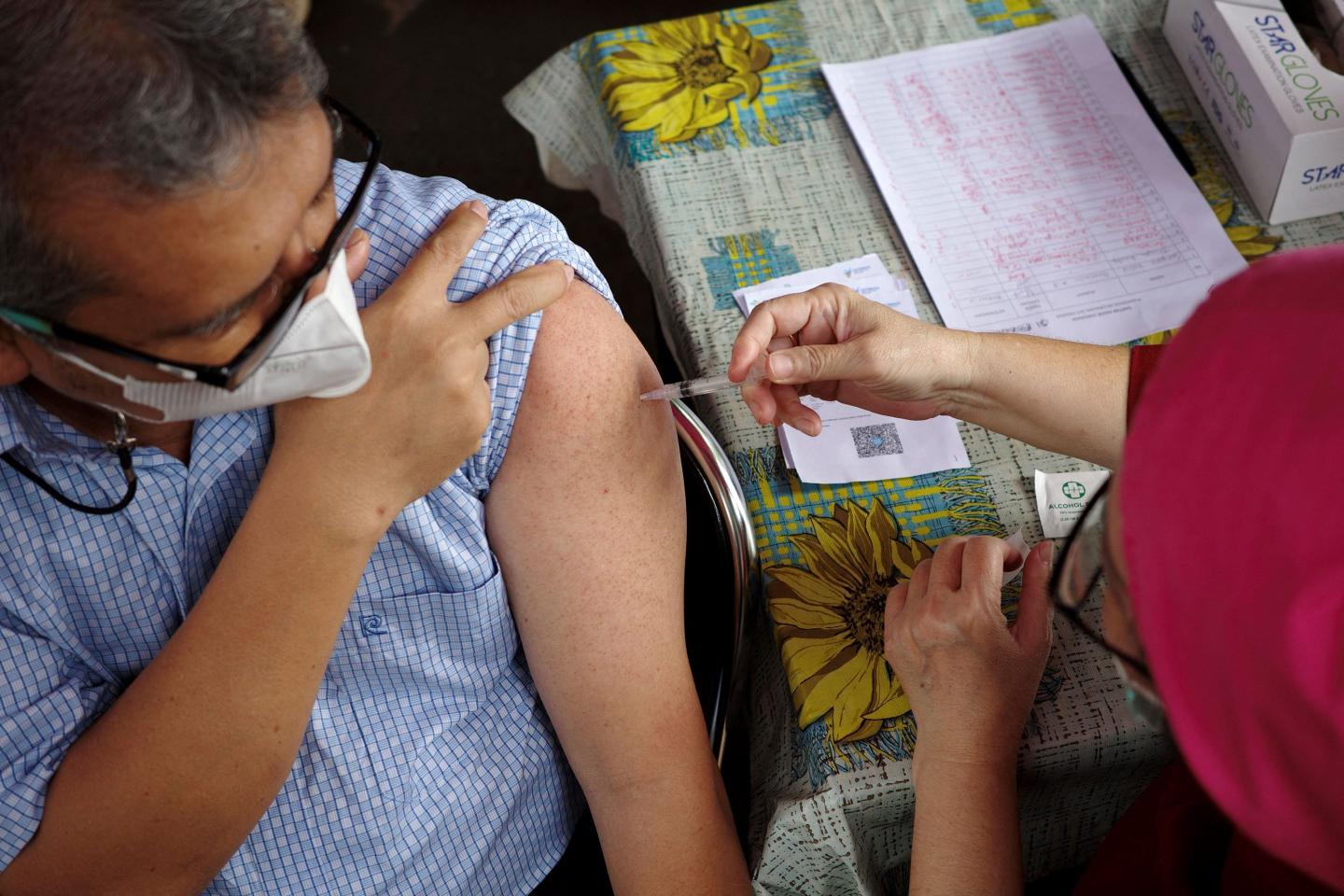 Moderna to charge $130 for COVID vaccines in shift to commercial distribution