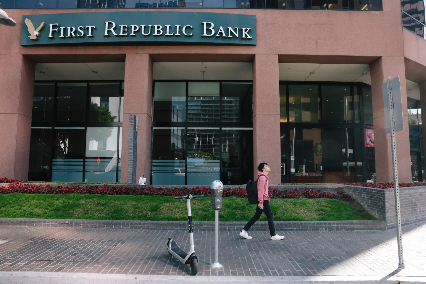 People pass the First Republic Bank.