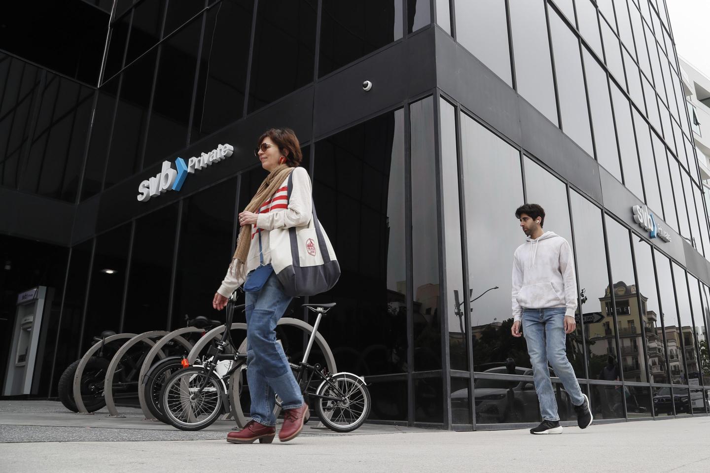 People walking outside Silicon Valley Bank