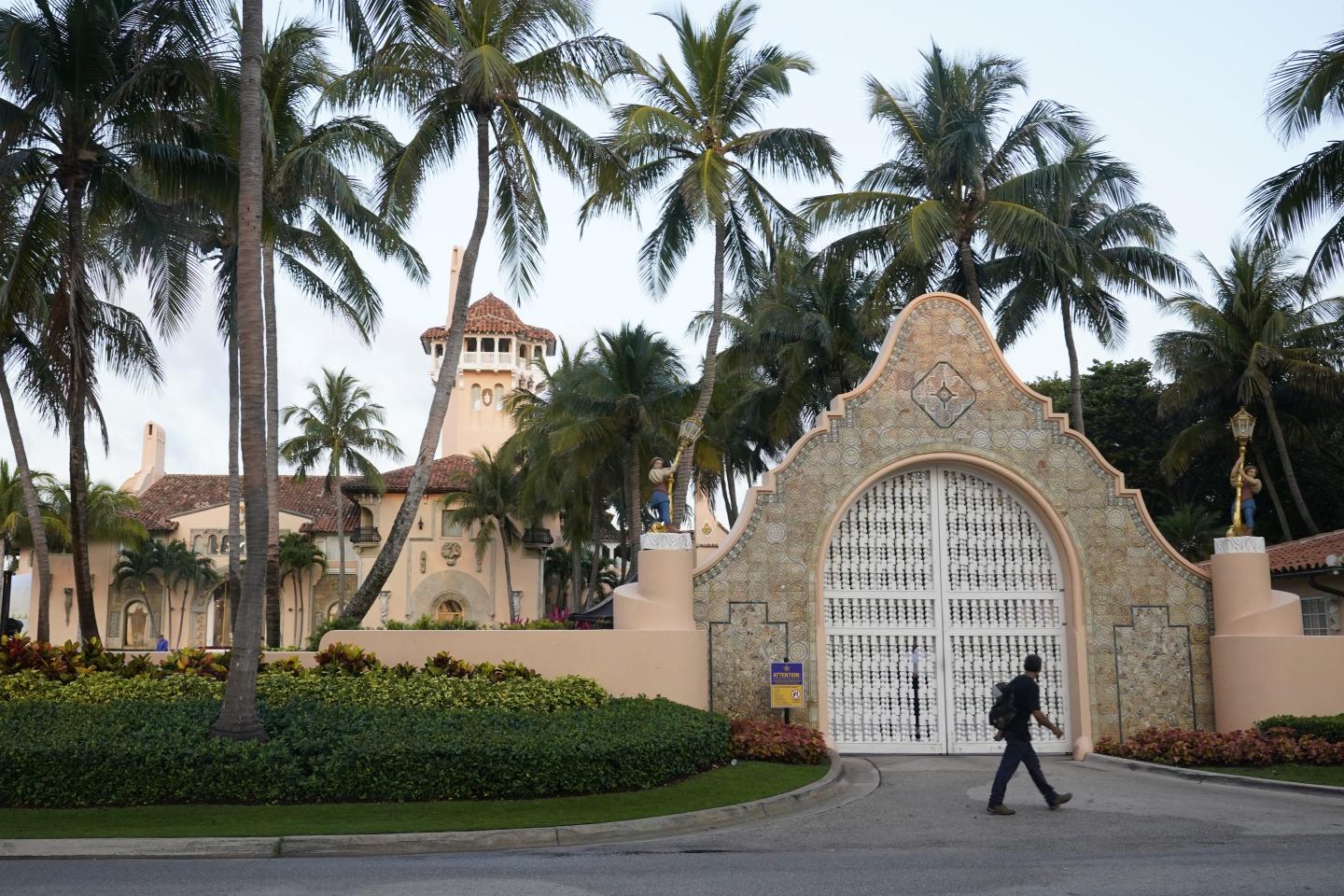 Trump leaves Florida on a cross-country journey to turn himself into authorities in New York