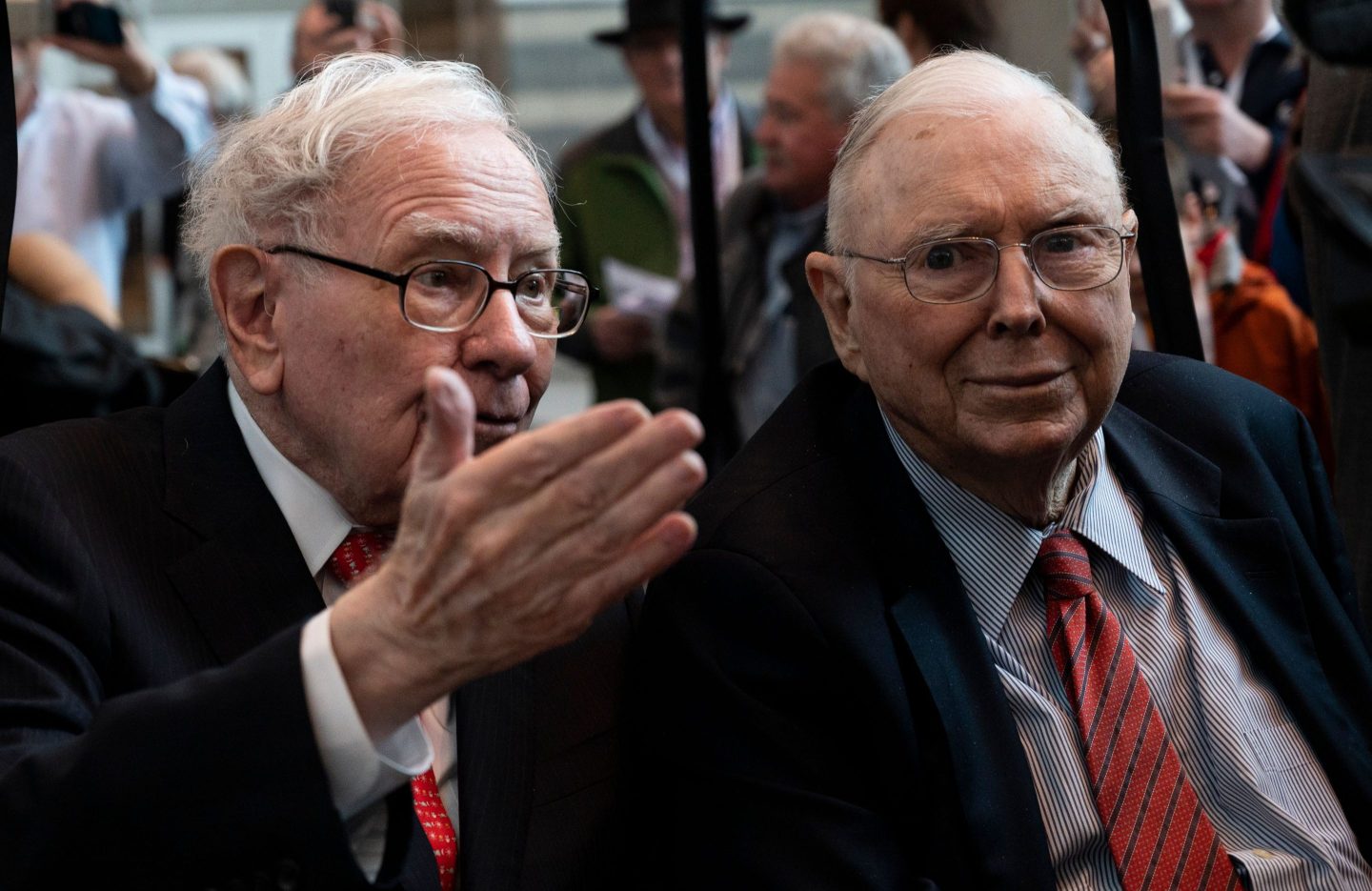 Berkshire Hathaway vice chairman Charlie Munger (right) and CEO Warren Buffett (left) are staying on the sidelines as banks struggle with bad commercial real estate loans.